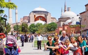 Туристы продолжают прибывать в Турцию